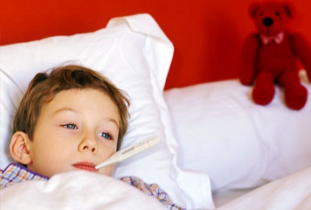 'Đọc' triệu chứng sốt ở trẻ để dùng thuốc đúng
